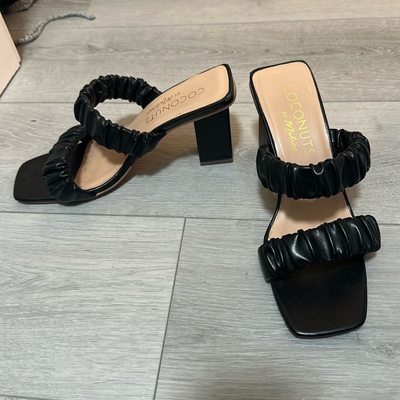 Black Scrunch Heels - Picture 1 of 3